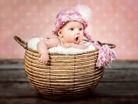 KRiSfoto baby-K.R.Siekielski-www.krisfoto.pl-fotografika-fotografia-noworodkowa-zdjecie dziecka w koszyku w czapce-zdziwiona dziewczynka