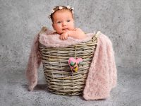 KRiSfoto baby-K.R.Siekielski-www.krisfoto.pl-fotografika-fotografia-noworodkowa-zdjecie dziecka w koszyku z opaską-sesja fotogrfaiczna